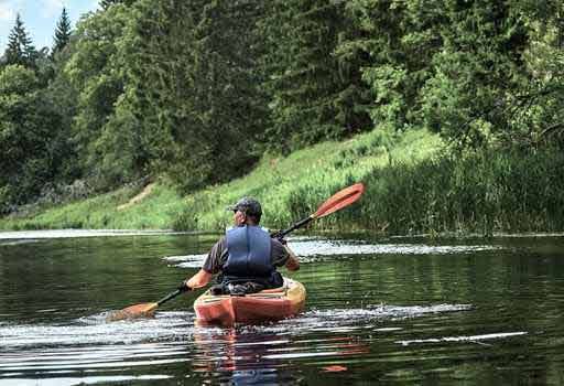 is kayak or canoe easier, is kayak or canoe easier for beginners, Is a kayak easier to flip than a canoe,